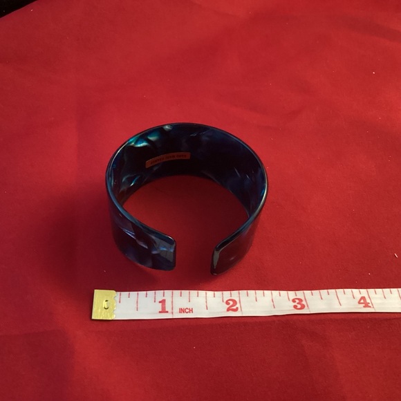 Vintage blue plastic (lucite?) cuff bracelet made in France - Picture 5 of 6